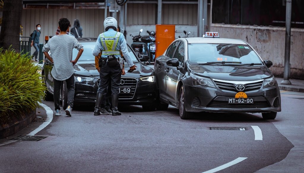 baleseet-ujsagirot-elutotte-auto-felkelt-riport-tori-yorgey