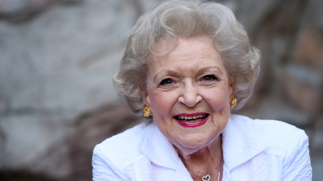 betty-white-meghalt-halala