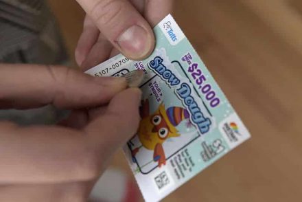 Egy nő a bolti lövöldözés alatt sorsjegyet lopott, miközben az eladó haldoklott