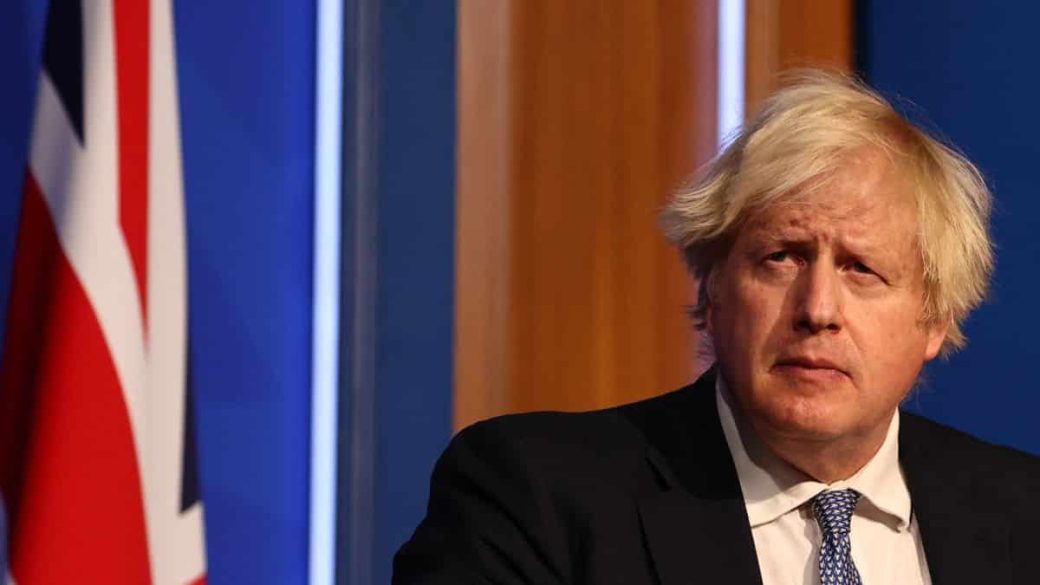 boris-jhonson-miniszterelnok-bocsanat-keres-koronavirus-buli
