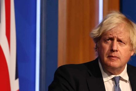 Boris Johnson bocsánatot kért a királynőtől a korlátozások alatti éjszakai bulijáért