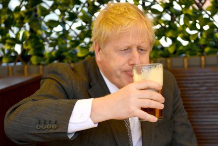 Boris Johnson azt mondta, csak tévedésből ment el a saját kertjében lévő buliba a kijárási korlátozás közepén