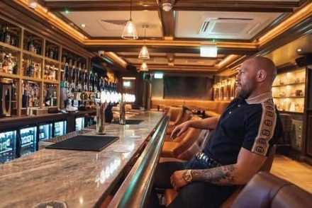 Conor McGregor kocsmáját benzin bombákkal dobták meg