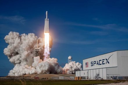 Elon Musk rakétája a Holdba fog ütközni