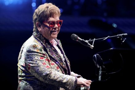 Elton John elhalasztja dallasi koncerteket, pozitív lett a koronavírus-tesztje