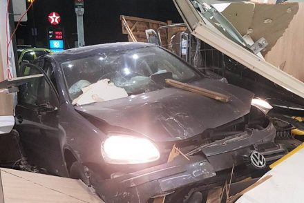 Elvették a jogosítványát annak az ittas tinédzsernek, aki beleütközött a McDonald’s-ba
