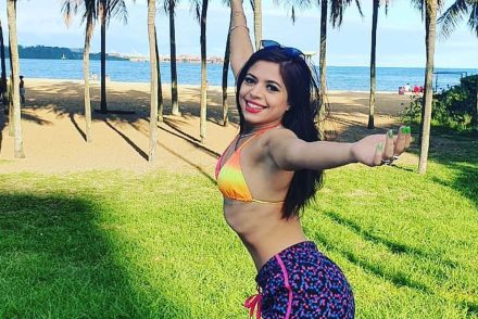 A korábbi Miss BumBum-győztes és Playboy-modellt félmeztelenül motorozás közben tartóztatták le