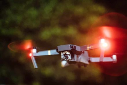 Egy ember életét először mentette meg drón, ami defibrillátort szállított