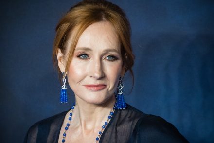 Nem emelnek vádat a transz-aktivisták ellen a J. K. Rowling otthonáról készült kép miatt