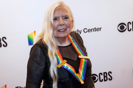Joni Mitchell csatlakozik Neil Young vakcinaellenes tartalom miatti Spotify-bojkottjához
