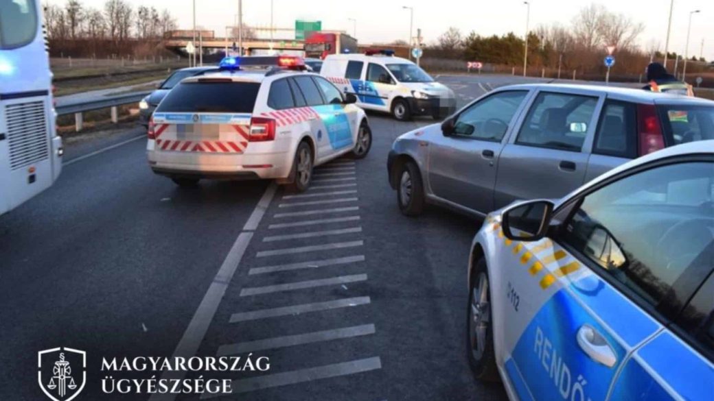 kilometereken-menekult-kocsival-rendorseg-uldozes