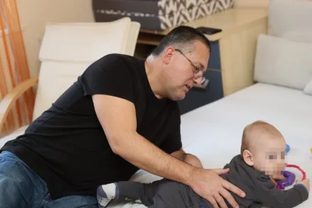 Törött combú kisbabát küldtek el a kórházból