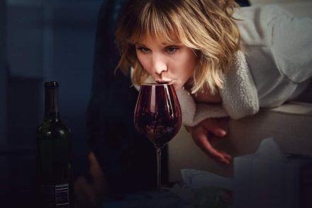 Kristen Bell A nő az ablakban-paródiában játszik