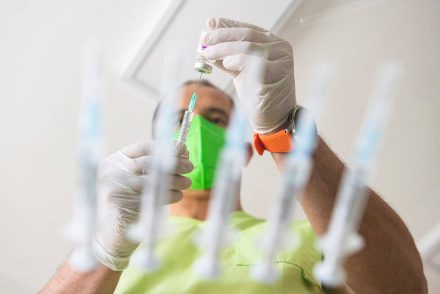 Magyar Orvosi Kamara: A kötelezővé tett hétvégi oltás miatt sok oltóanyagot felhasználatlanul a szemétbe kell dobni