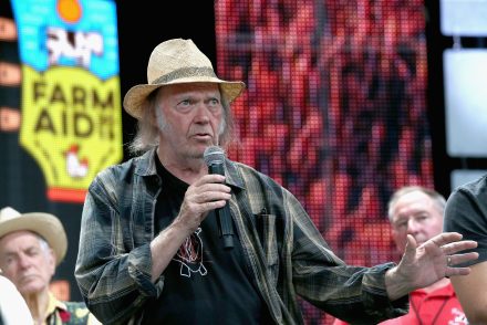 Spotify azt állítja, hogy eltávolítja Neil Young zenéjét