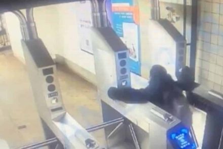 Kitörte a nyakát és az aluljáróban meghalt egy férfi, amikor bliccelni akart a metrón