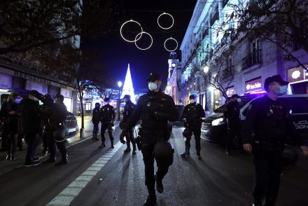 50 fős orgiára csapott le a rendőrség egy bordélyházban a kijárási korlátozás alatt