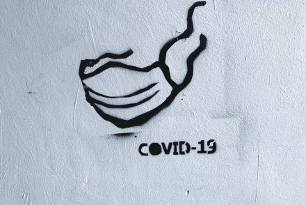 Egy 82 éves nő túlélte a rákot, de egy kártyaparti miatt koronavírus-fertőzött lett, majd belehalt