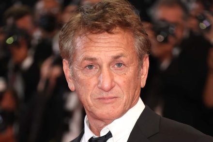 Sean Penn: A férfiak „meglehetősen elnőiesedtek” és a „gyáva gének” arra késztetik őket, hogy szoknyát viseljenek