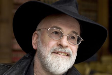 Szeptemberben érkezik Terry Pratchett hivatalos memoárja