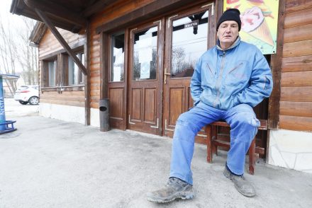 A helyiek csak a falu bolondjának tartják Robit, aki zacskóval a fején indult rabolni