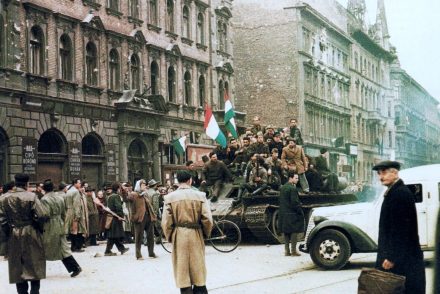 Béla, egy 1956-os veterán betelefonált a New York-i rádióműsorba, hogy elmagyarázza, hogyan kell Molotov-koktélt készíteni