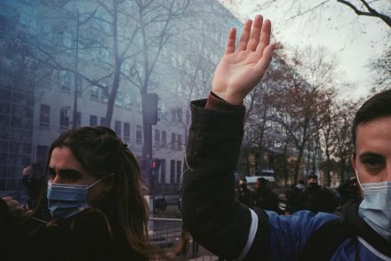 Videón, ahogy beleköt, majd késsel megszúr egy járókelőt egy férfi a Blaha Lujza téren