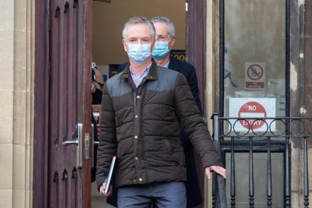 Tagadja az orvos, hogy a spermáját egy csészébe tette volna, és egy nőnek adta volna, hogy megigya