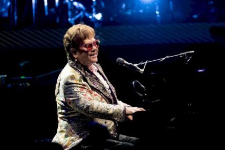 Életveszélyes helyzetbe került Elton John