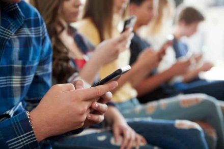 Kínosan beégett egy tanárnő: Kétszáz diák telefonján landolt a házi szexvideója