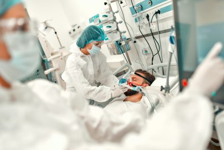 A koronavírus szövődményei miatt ki kellett operálni a szemét egy magyar férfinak