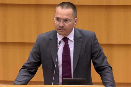 Orbán Viktort éltette, majd náci karlendítéssel távozott az Európai Parlamentben egy képviselő