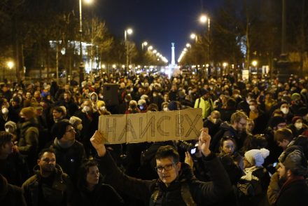 Óriási tömeg a budapesti orosz nagykövetség előtt