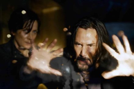 A Warner Bros-t beperelték a Mátrix Feltámadások hibrid bemutatása miatt