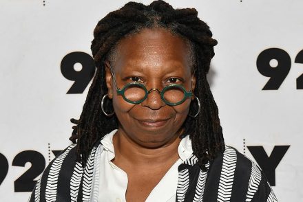 Whoopi Goldberget felfüggesztették a The View talkshow-ból, miután azt mondta, hogy a holokauszt „nem a rasszról szól”