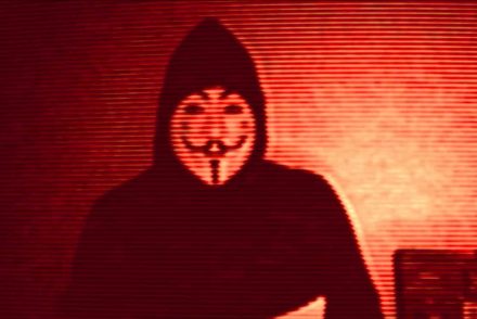 Újra jelentkezett Anonymous – ezt a három nevet említette a beígért botránnyal kapcsolatban
