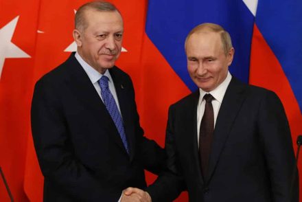 Putyinnak ezek a feltételei a háború befejezéséhez – a török elnöknek árulta el