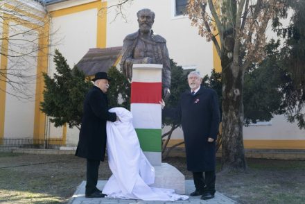 16 millió forintból készült el a Batthyány Lajos-szobor, de elírták a nevét – Kásler Miklóst ezt nem zavarta, így is átadta