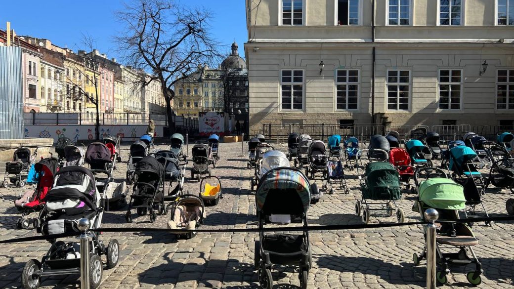 lviv orosz ukrán háború gyerekek babakocsik