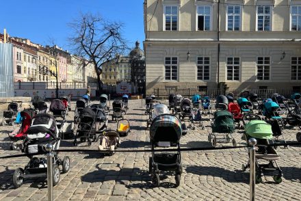 A megölt gyerekeket jelképezik a Lviv egyik terére kirakott babakocsik
