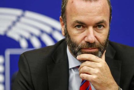 A néppárti Manfred Weber szerint Orbán Viktornak döntenie kell, melyik oldalon áll
