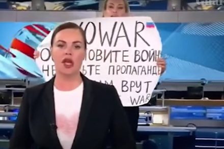 Titkos helyre hurcolták az orosz nőt, aki berontott az állami televízióba
