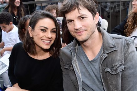 Zelenszkij Mila Kunis-szal és Ashton Kutcherrel videócsetelt – ezt mondta a sztárpárnak