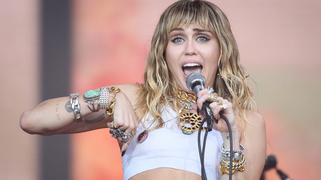 miley-cyrus-enekesno-repulo-villamcsapas