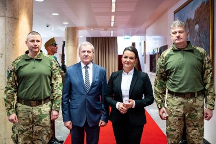 Novák Katalin katonák társaságában kapta meg Magyarország fegyveres védelmi tervét