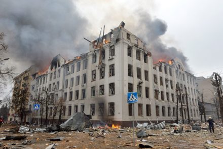 Fényes nappal, humanitárius segélyre váró civileket bombáztak Harkivban