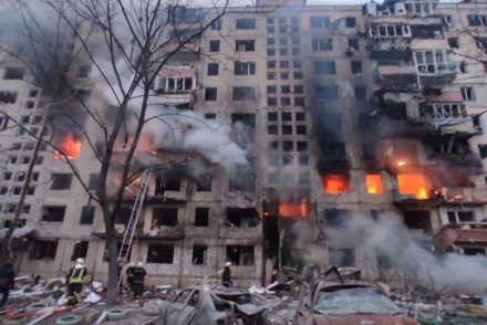 Kijevi lakóházat bombáztak – fotókon a pusztítás