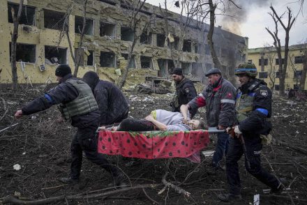 Meghalt a várandós anyuka és babája, akit a lebombázott mariupoli kórházból mentettek ki hordágyon