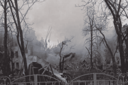 Hatalmas betűkkel jelezték, gyerekek vannak a mariupoli színházban, mégis lebombázták