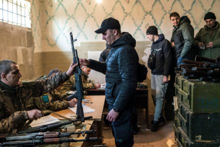 Már az ukrán civilek is büntetlenül lőhetnek az orosz támadókra